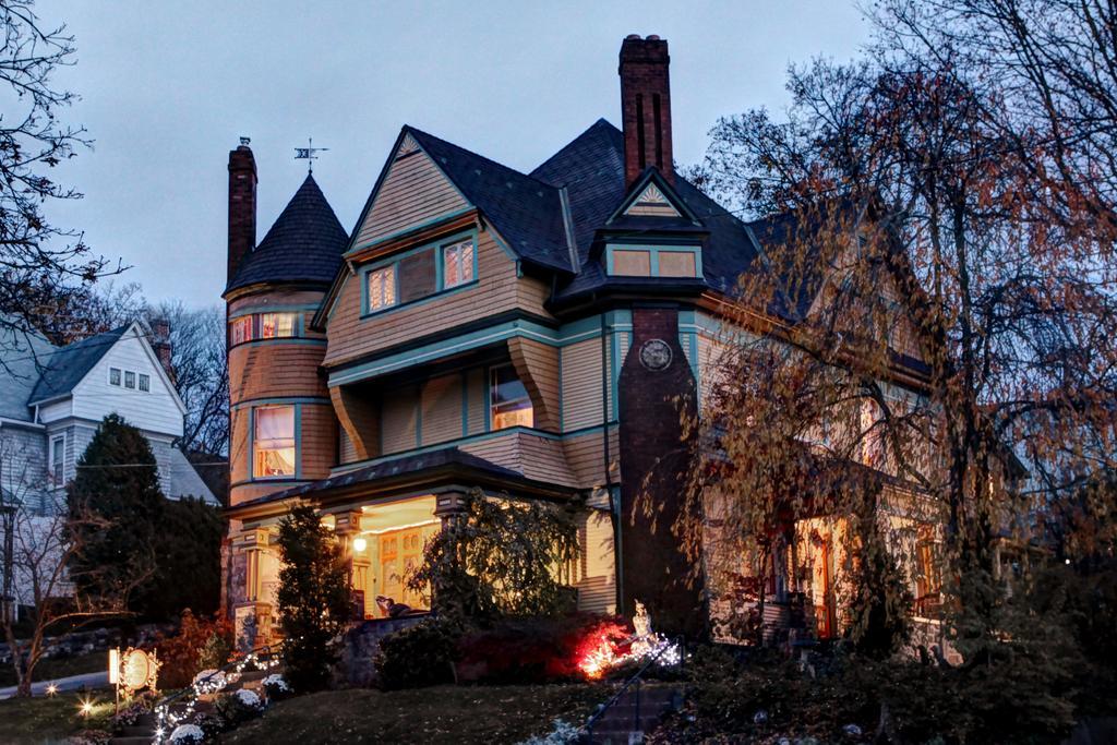The Queen, A Victorian Bed & Breakfast Bellefonte Exterior photo